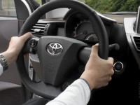 Toyota iQ photo